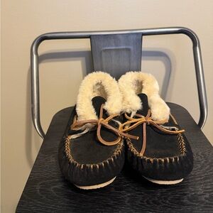 Minnetonka Black and Tan Women's Slippers